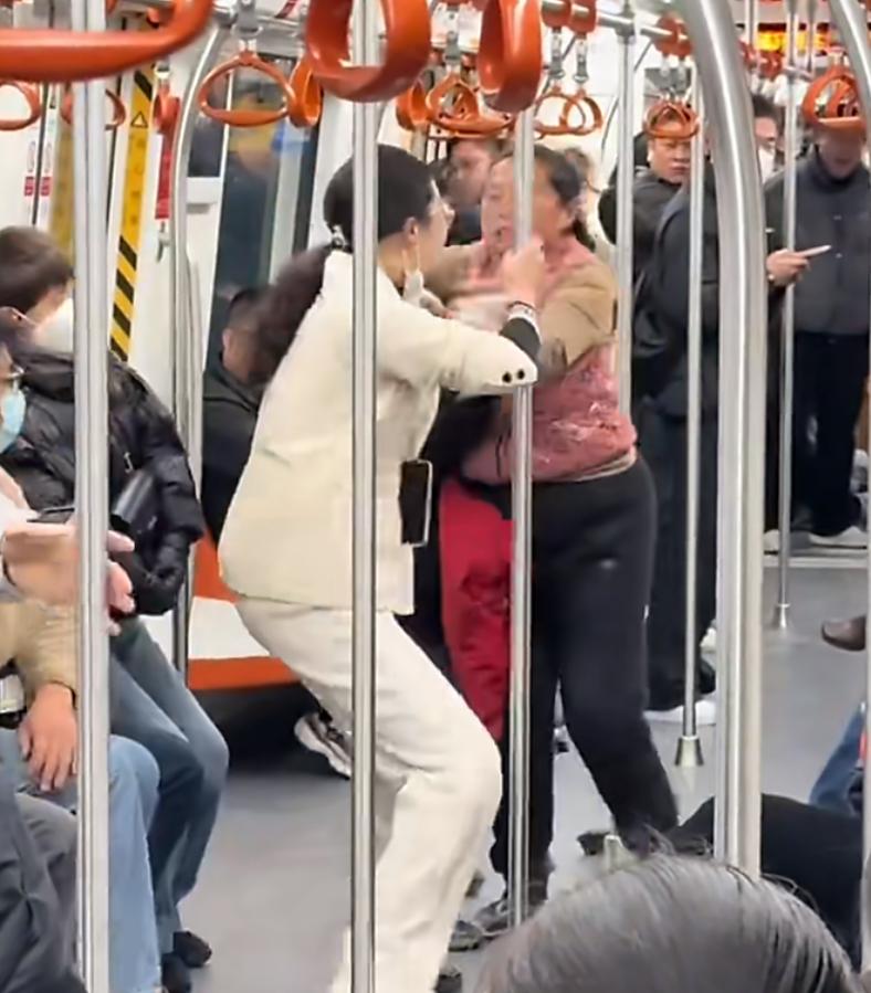 杭州地铁老太和中年仙女爆发冲突，红衣老太从另一节车厢冲过来，喊着说你打老子干什么