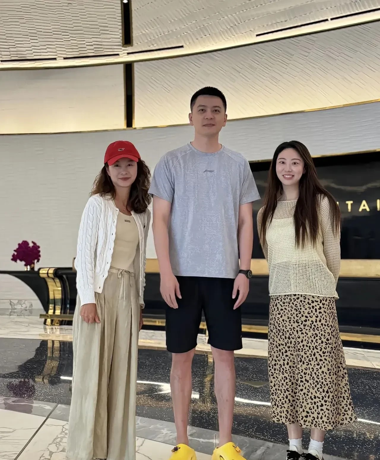电视上看着一般般，真人巨帅。