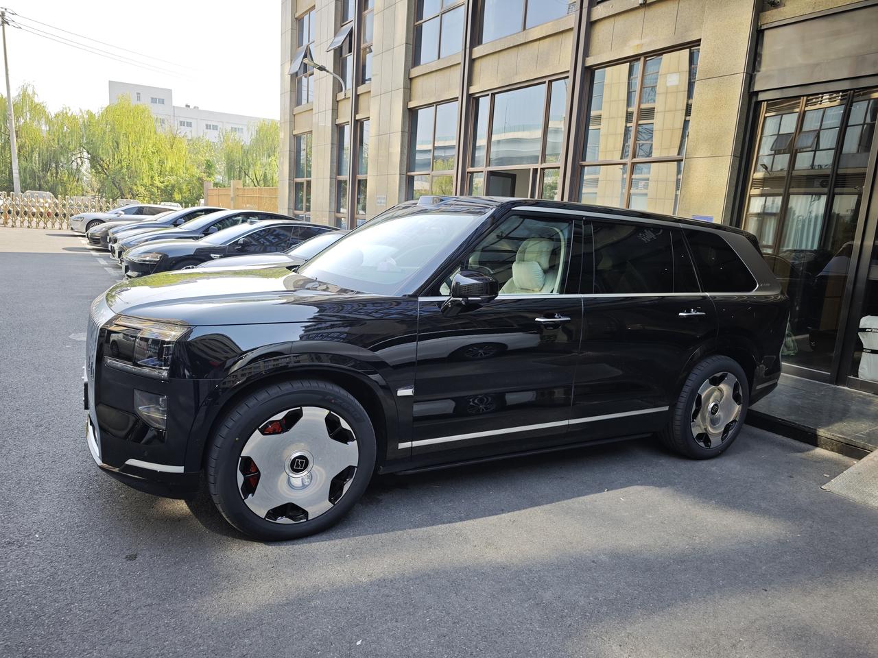 极氪9X，杭州湾库里南，看到了实车，气势十足。车很大，很威猛，22寸的大饼轮