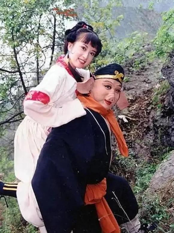 有一天，“猪八戒”的扮演者马德华去吃饭，结账的时候给了老板一张100钞票。老板一