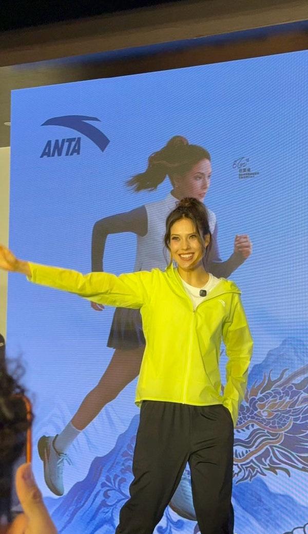 今天谷爱凌在北京出席时尚活动，她这次搭配了一身运动装，看上去有种活力满满的感觉。