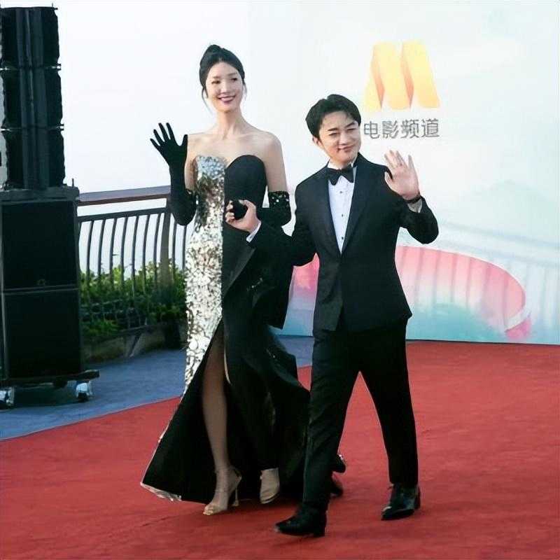 王祖蓝李亚男互换裤子，身高差闹出爆笑效果身高163的王祖蓝和175的李亚男互换裤子，画面笑点十足。王