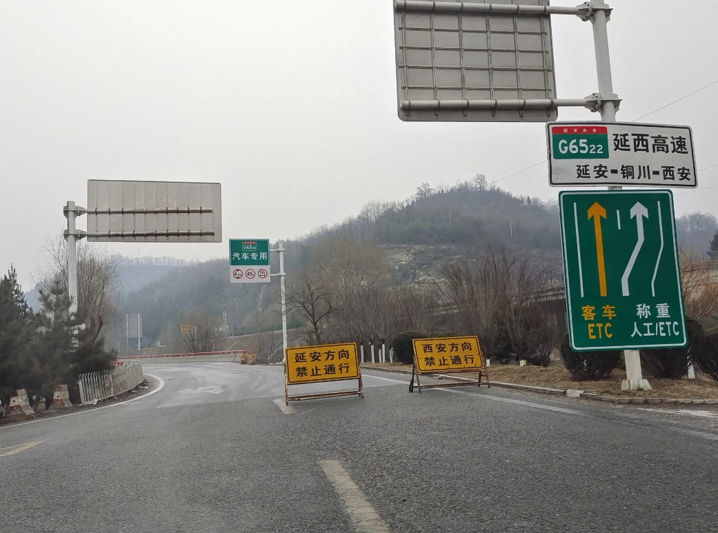 风雪回家路陕西预报的暴雪如期而至，还提前了几个小时，导致回家的计划打乱，高速