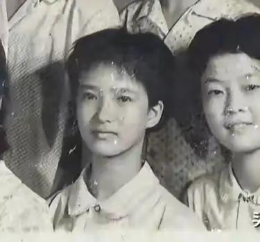 少女时的何晴，面无表情的她眼睛好大，现在才发现，许何的眼睛长得挺像妈妈的。