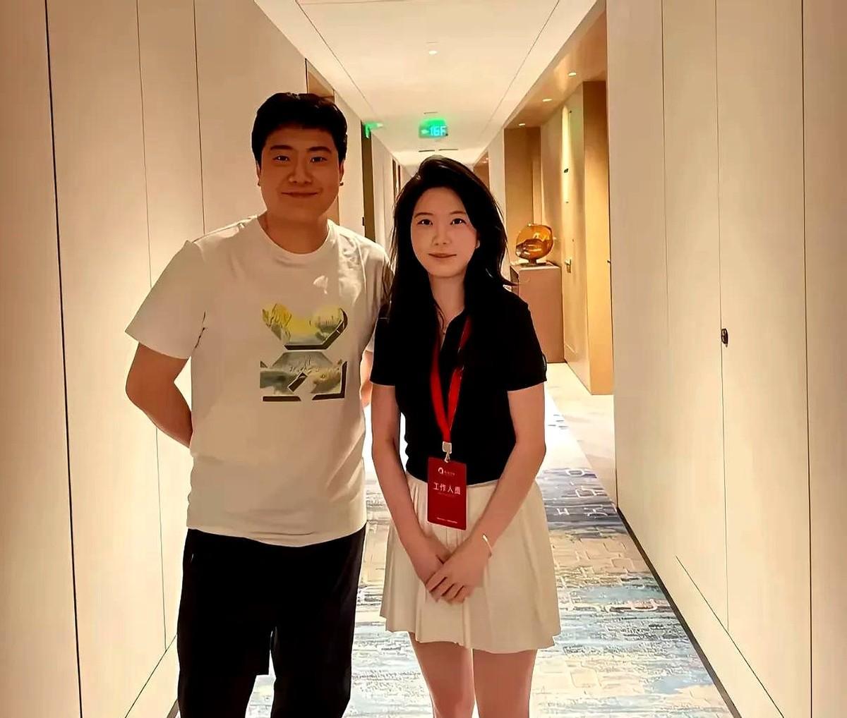 黄友政把胳膊放后面说到拍照姿势突然想到生活中那些不经意的小细节最能暴露状态你看