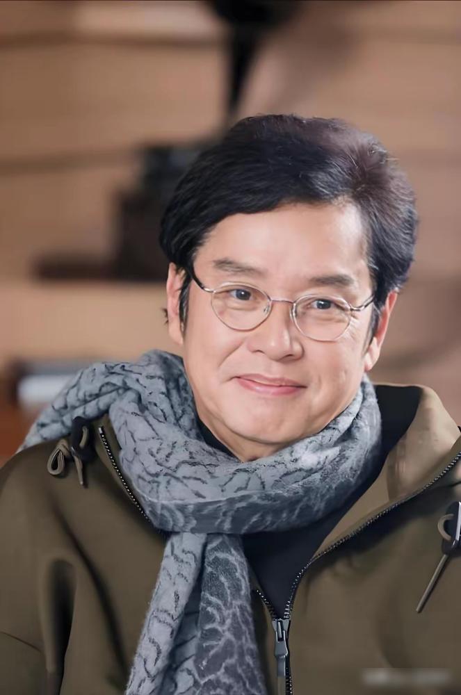 谭咏麟深夜跟俩旧友聚餐，其中一个是深陷争议的艺人。这事惹得老歌迷要么沉默，