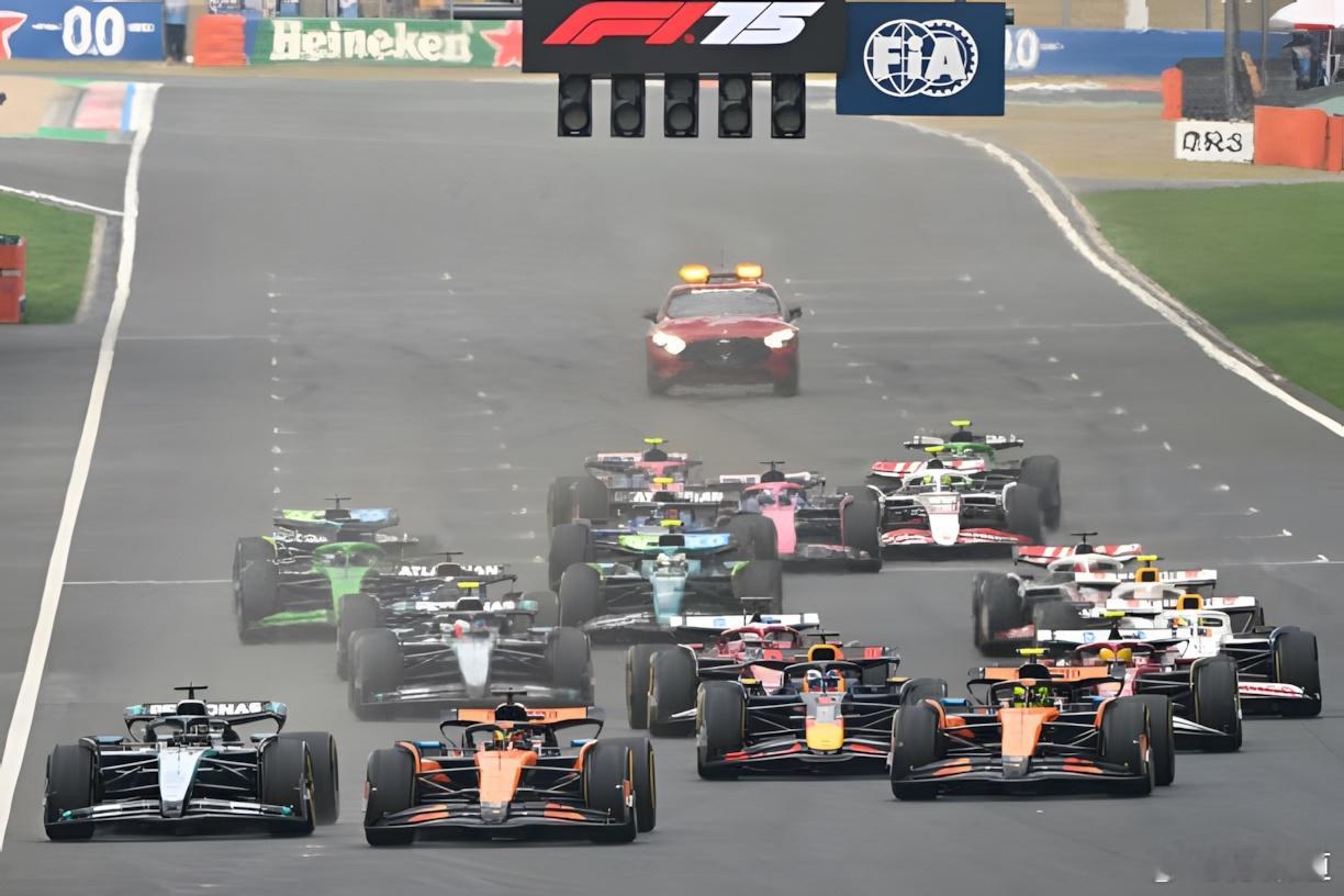 F1中国大奖赛正赛发车F1中国大奖赛诺里斯上来就把拉塞尔超了，迈凯伦占据前二。乐