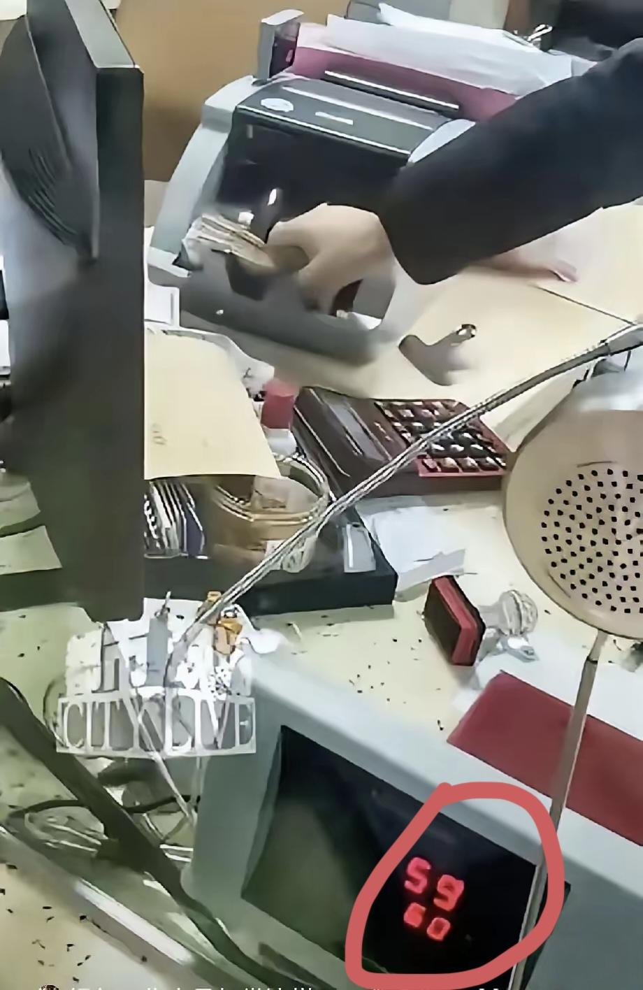 娄底这事真把我看笑了这是银行还是什么江湖帮派啊？湖南一名网友去银行取款，取