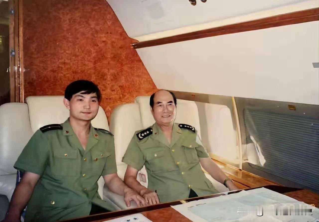 照片定格1999年的珍贵瞬间，右侧是张万年将军。他历经战火、毕生强军，是人民军
