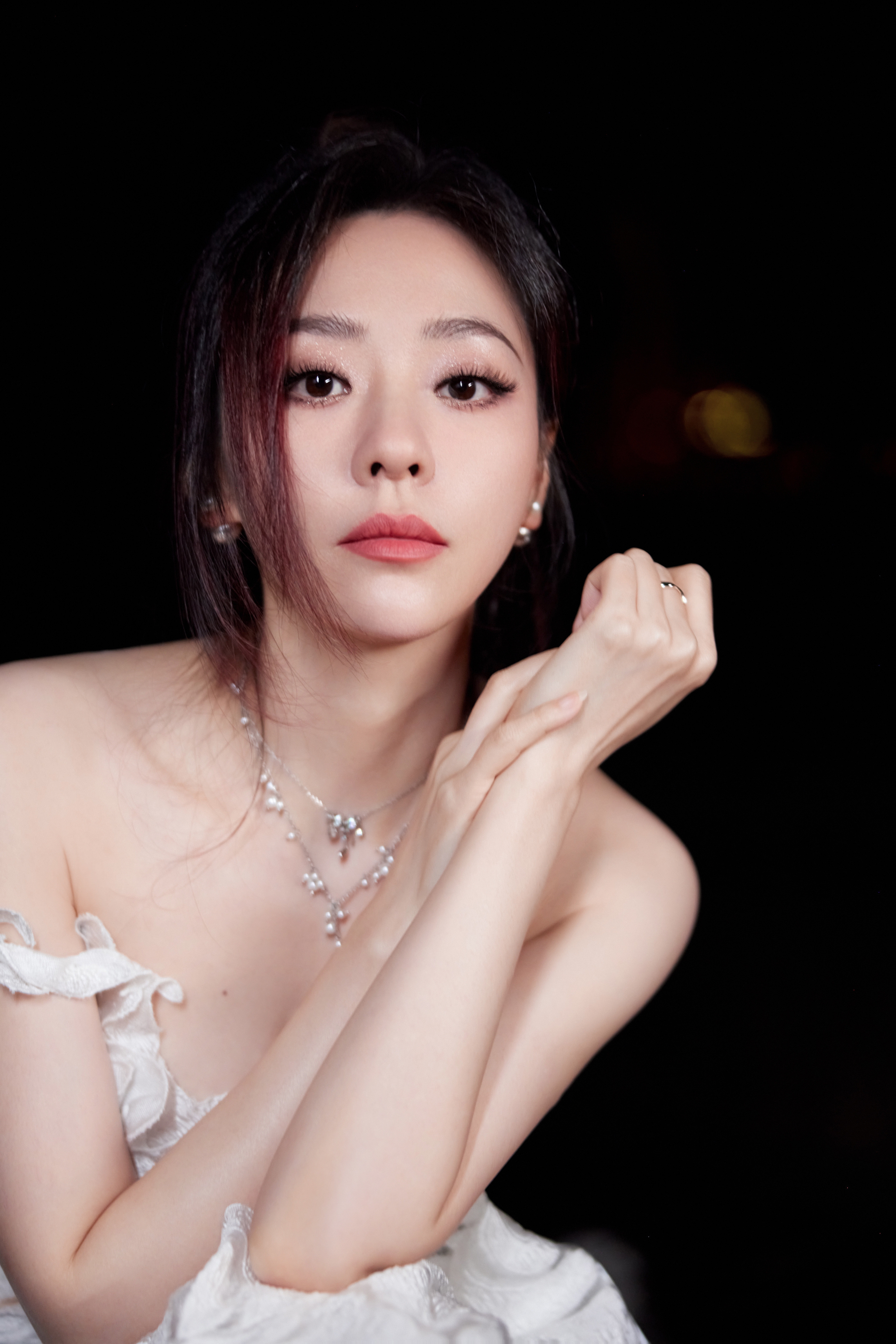 张靓颖，一袭白色长裙，清雅洁净。张靓颖