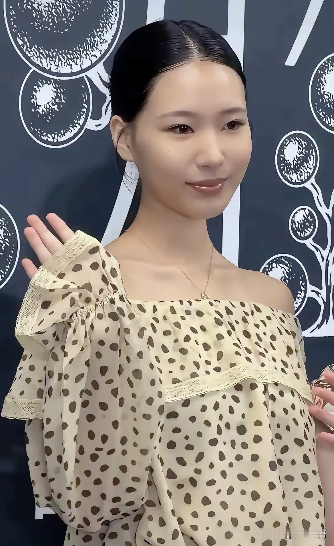 近日，小S大女儿许曦文宣布出道，最先引发讨论的不是作品，而是她的造型。20岁的她