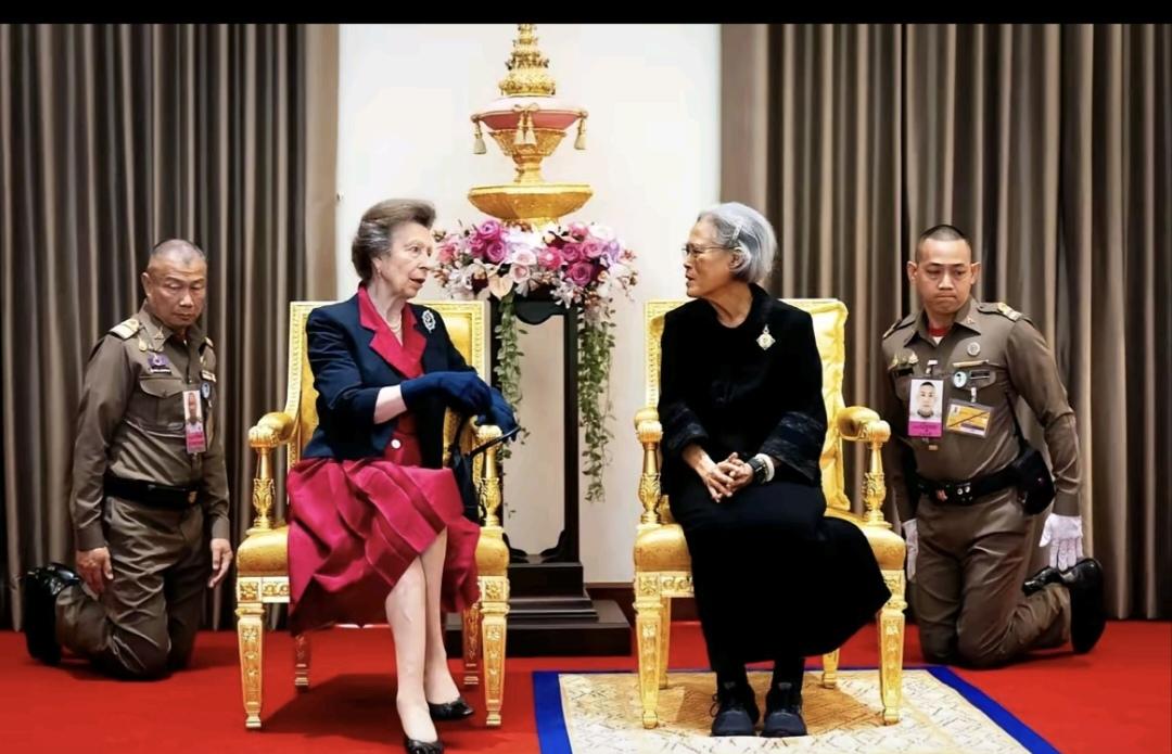 时隔四十年，两位劳模公主会面了！左边是查尔斯国王的妹妹安妮公主，右边是泰国诗琳通