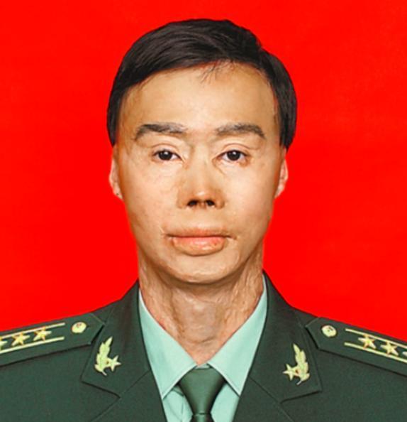 1995年，一个19岁的解放军男孩坐公交车回部队。途中车辆燃油耗尽，司机停车加油