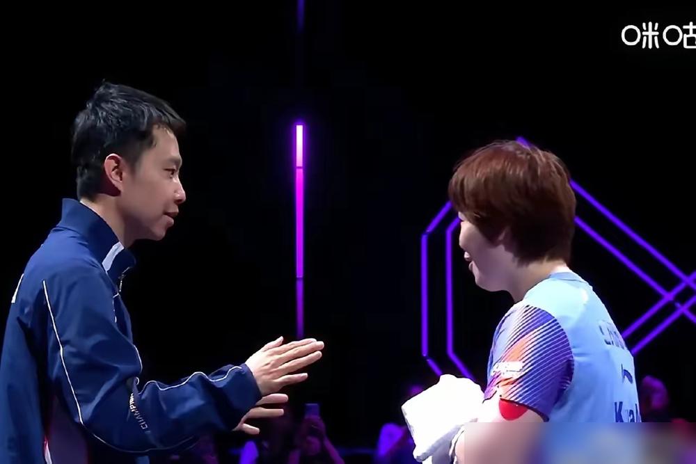 领奖台上，19岁的亚军突然失声痛哭。相机怼脸，奖牌挂在脖子上，小将温瑞博的肩