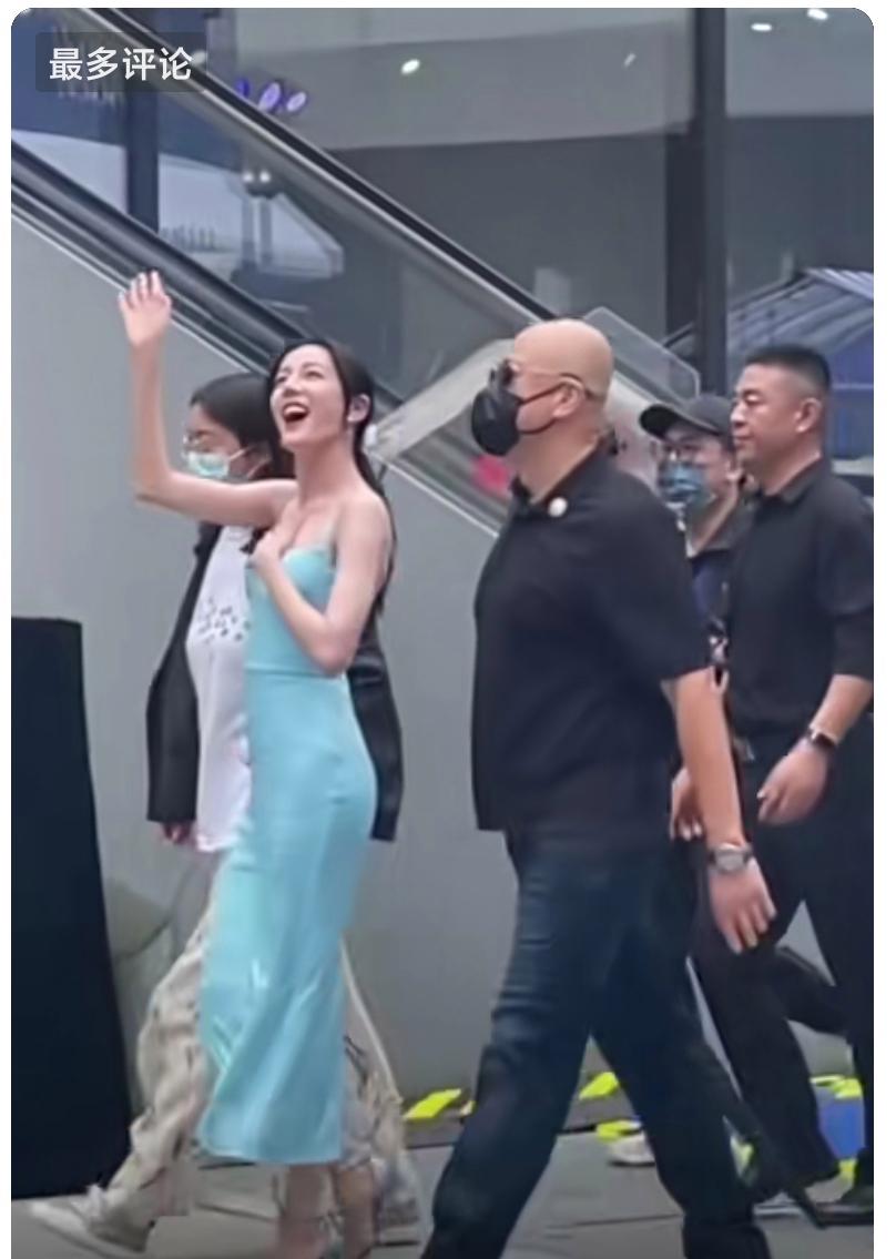 热巴参加活动，开心的跟粉丝挥手