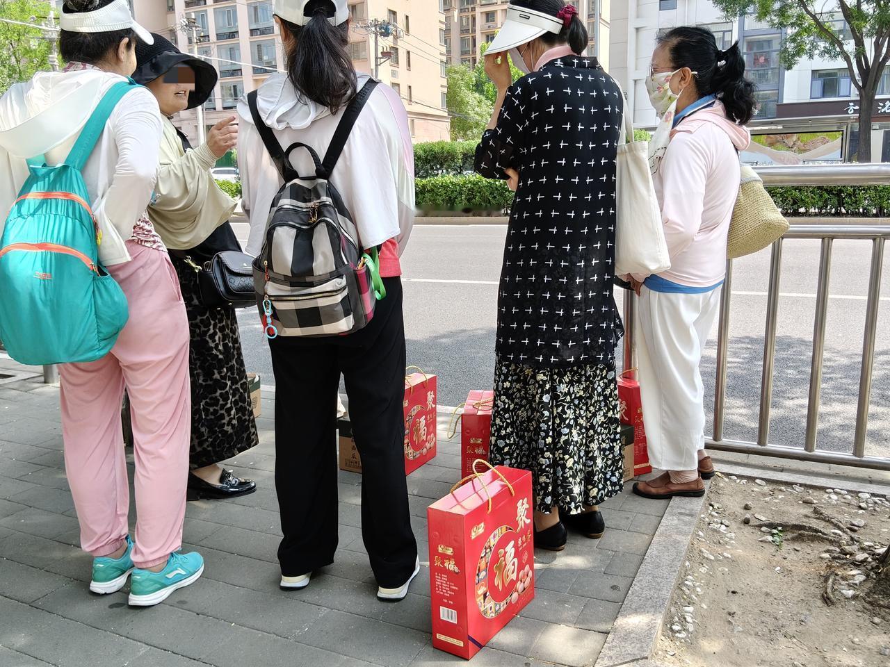 午后倒车，等473路公交，好久不来车，等车的人越集越多，天热又无聊，在等待中，我