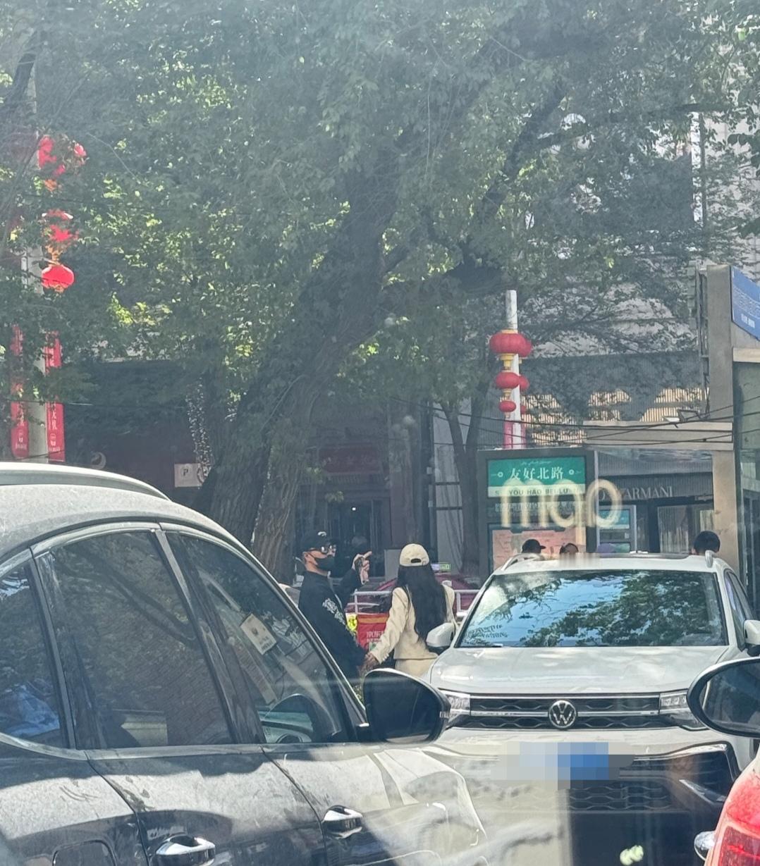 这么看，汪峰可以啊！七夕当天，他飞去新疆陪女友森林北逛街了。有网友偶遇到他俩