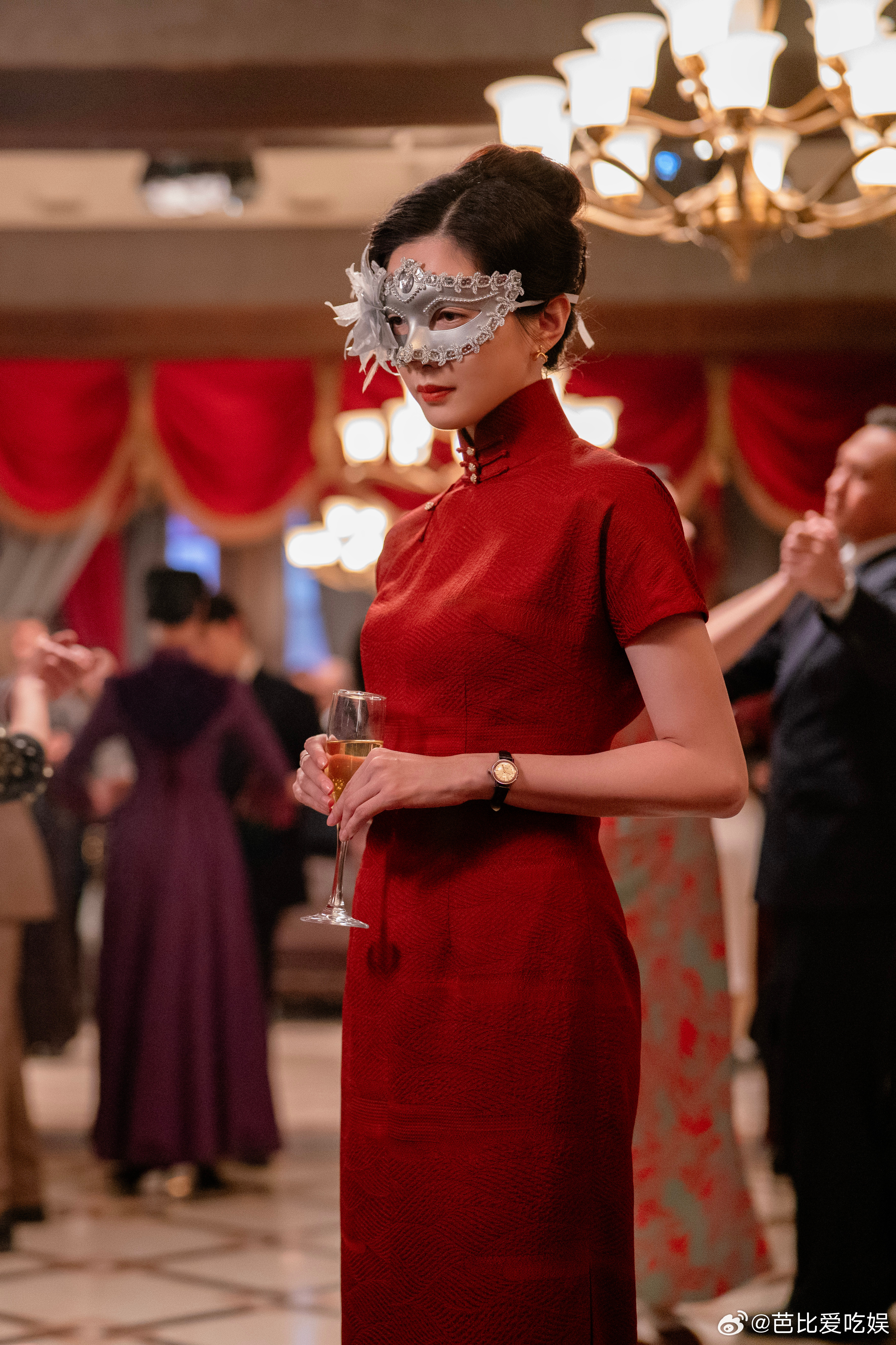 江疏影反派boss掉马了以前总觉得江疏影适合演都市丽人，没想到她演起这种带点“