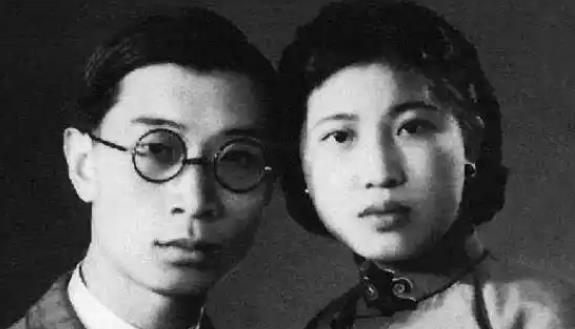 1938年，30岁已有妻子的傅雷，与女学生的妹妹爱的死去活来；抱着妻子朱梅馥，他