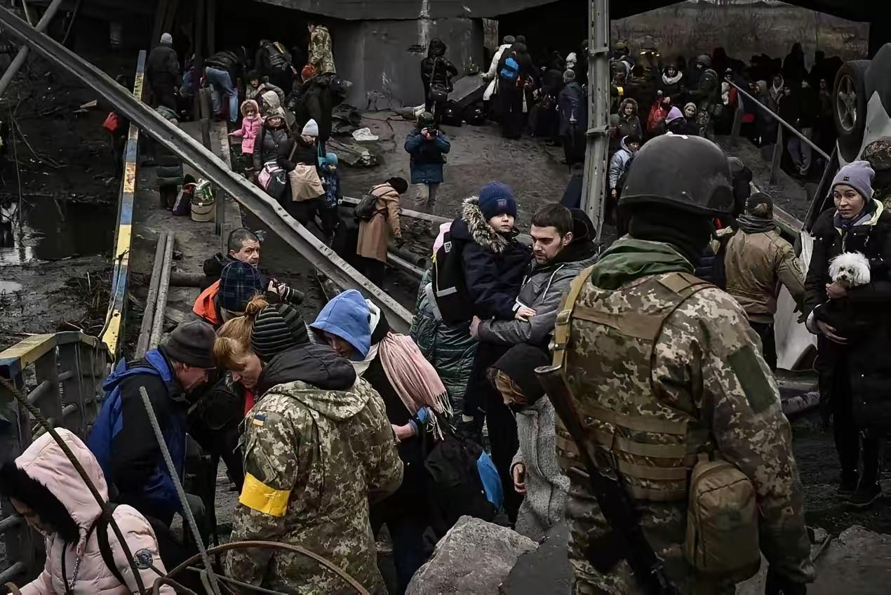 打了四年，俄军终于打明白了。不打闪电战了，打消耗战了。2022年2月，俄军装