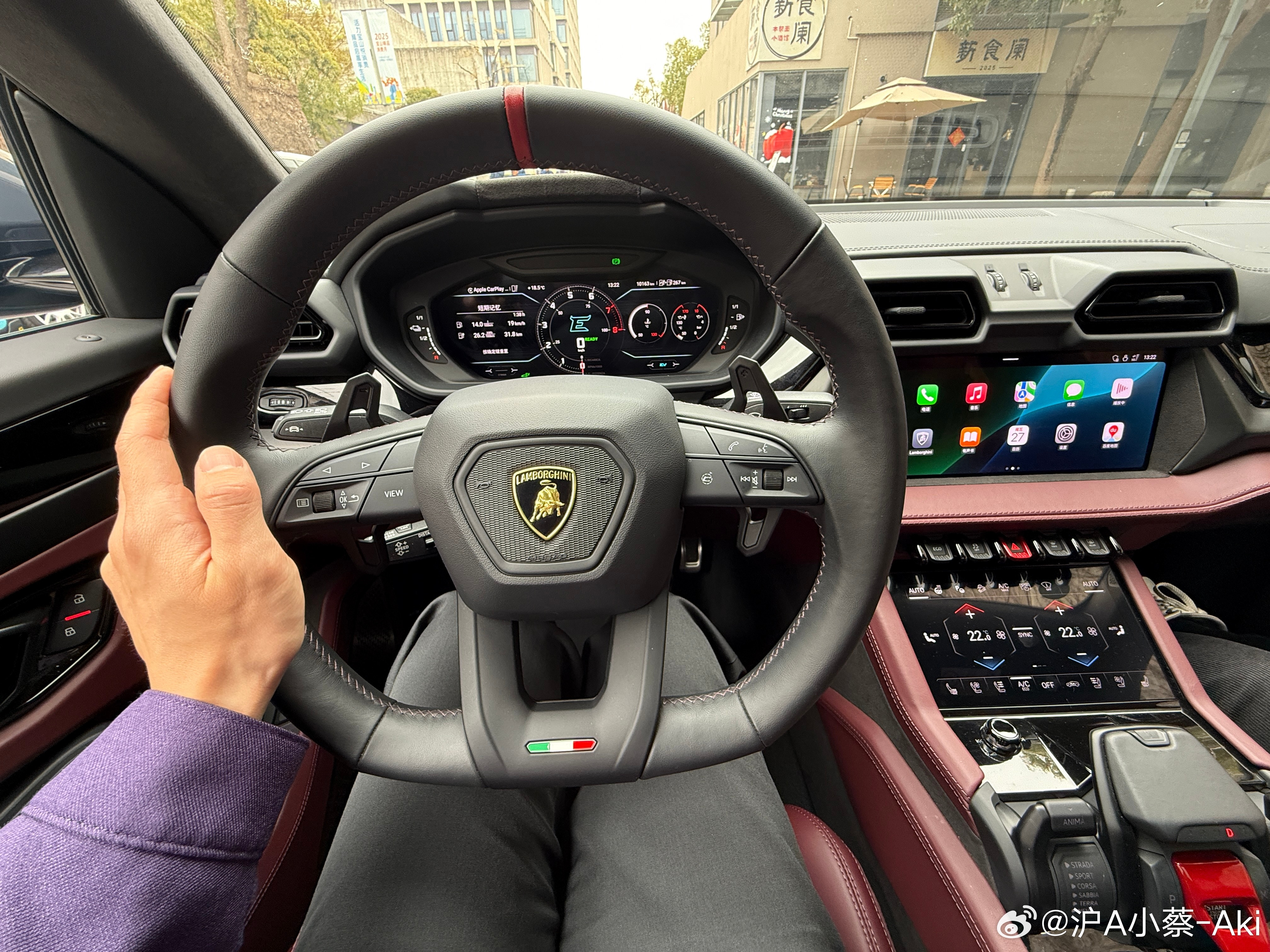 我本来不太能理解为什么上海富人区地库这车能见度这么高，Urus到底好在哪儿？它二