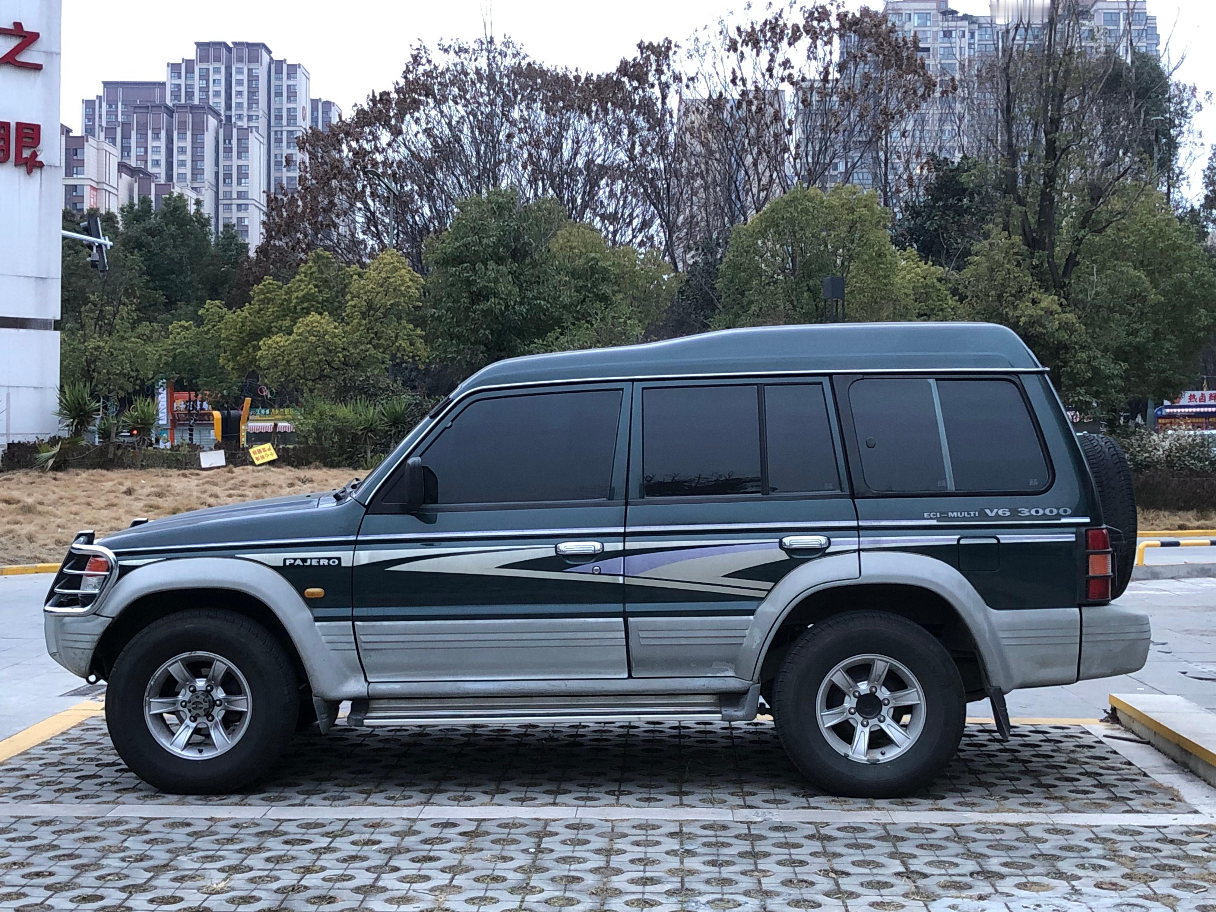 汽车汽车街拍我与汽车的日常三菱帕杰罗三菱帕杰罗安康