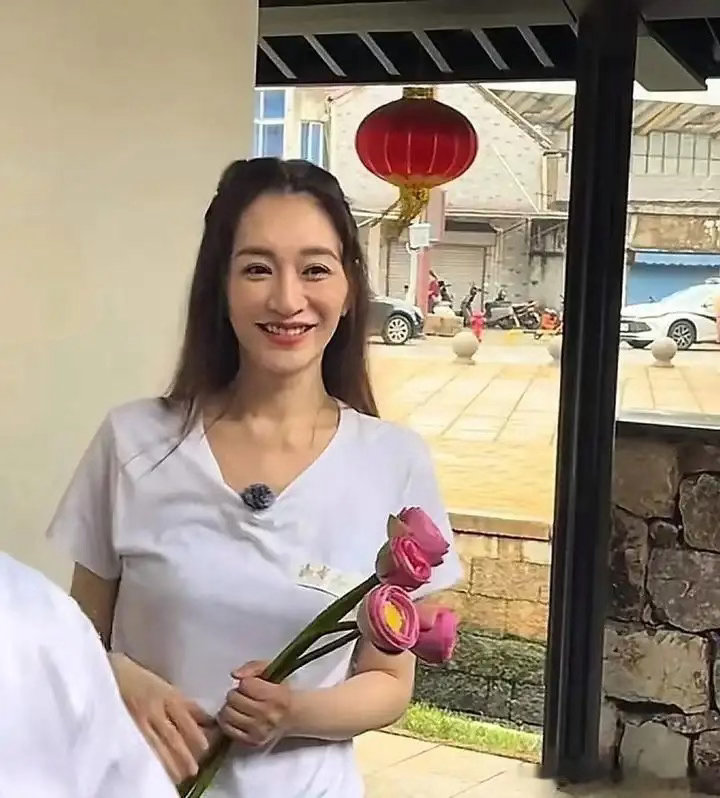 李小冉没有网上夸的那么年轻漂亮，一看就是五旬老太，还没路人年轻！