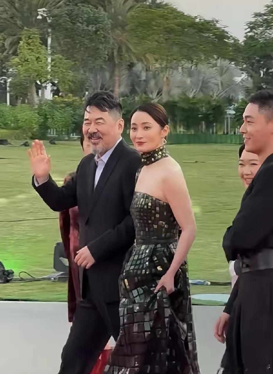 陈建斌那胡子拉碴的模样，小眼睛眯缝着，看上去既邋遢又带点小猥琐。蒋勤勤这终于是把