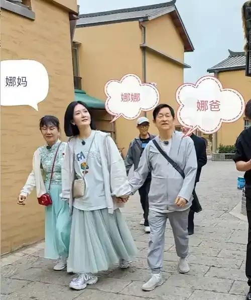 谢娜家人情况介绍：-父亲：谢娜的父亲是谢扬功，今年78岁。他是四川中江县曲艺