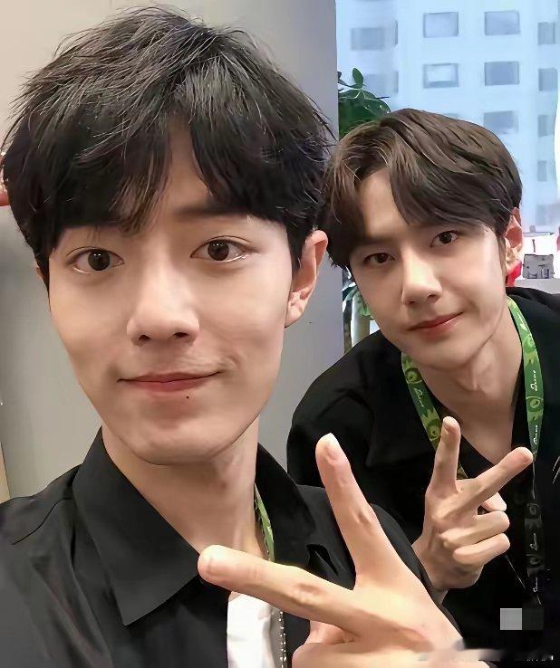 我有一个大胆的猜测，肖战上午捐款，王一博下午捐款，这中间两个人是不是私下沟通了。