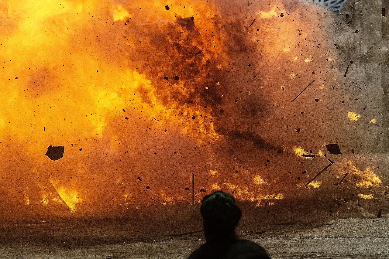 11月14日深夜，印控克什米尔的斯利那加瑙格姆警察局的一声巨响，掀翻了屋顶、炸毁