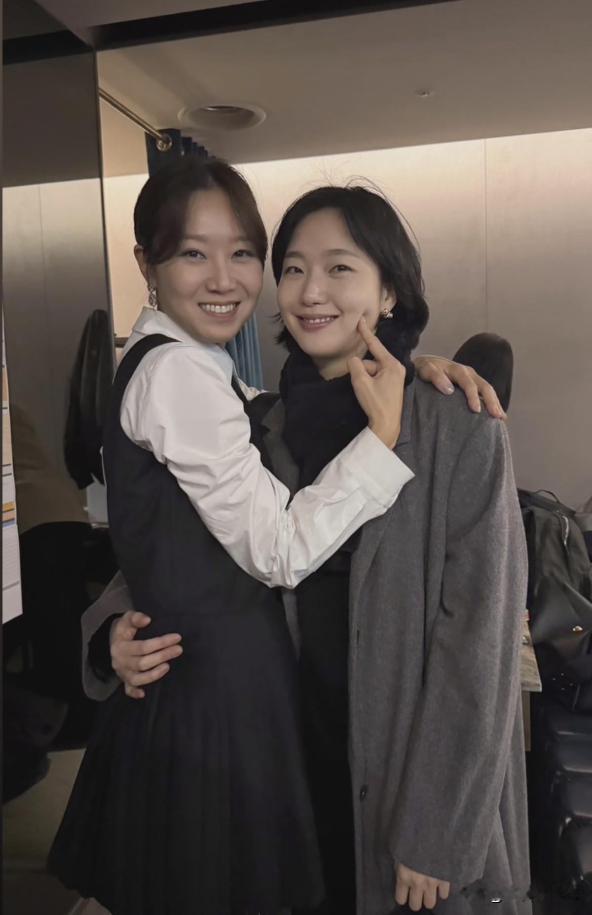 1日，演员孔孝真在自己的Instagram上上传了多张照片。照片中，孔孝真与人气