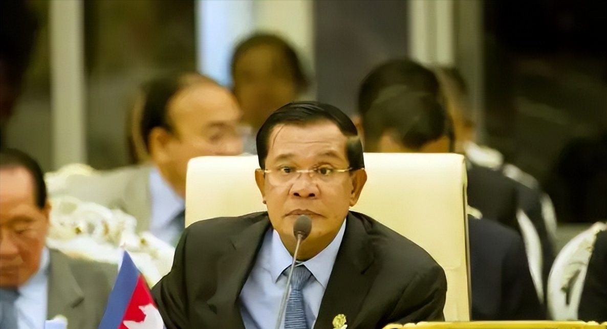 泰王自身难保，不拉拢他信家族若真让极端自由派掌权，他们一家人恐怕难以承受后果。
