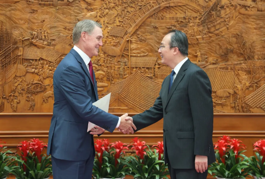 美国新任驻华大使庞德伟5月16日发文说：“今天，我向中国外交部部长助理洪