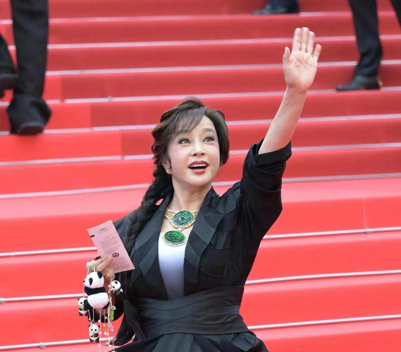 刘晓庆啊你应该不会这么想不开吧目前上海税务局已经开始调查刘晓庆的税务情况，你