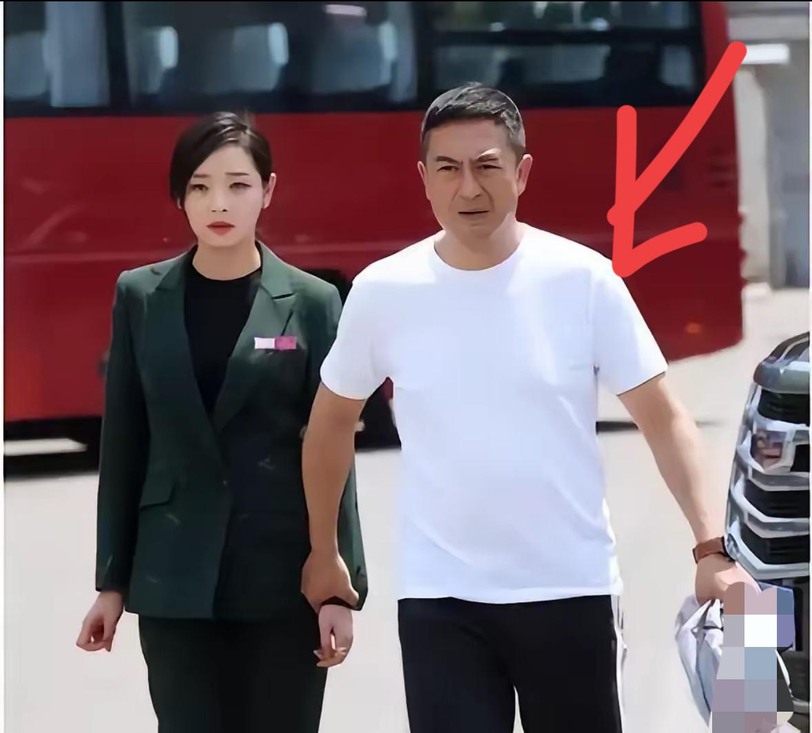 张嘉益有个邪门定律：谁跟他搭戏谁火。偏偏有个人，连演四次他老婆，愣是没火起来。王