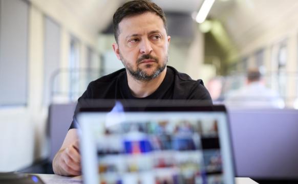 泽连斯基彻底出局了当地时间4月17日，瑞典国王访问乌克兰，这也是俄乌冲突