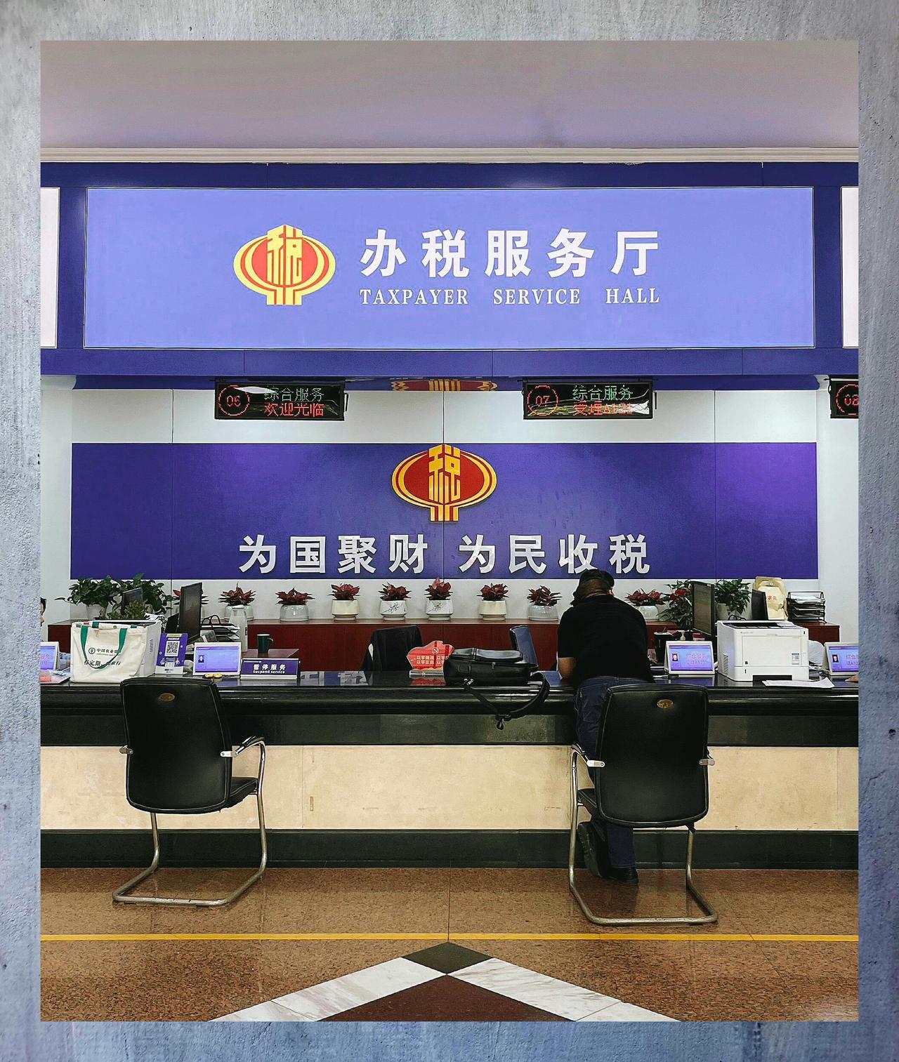 税务是典型入职舒服、提拔绝望的岗位，基层干部熬十几年不升职。税务属于中央垂直管