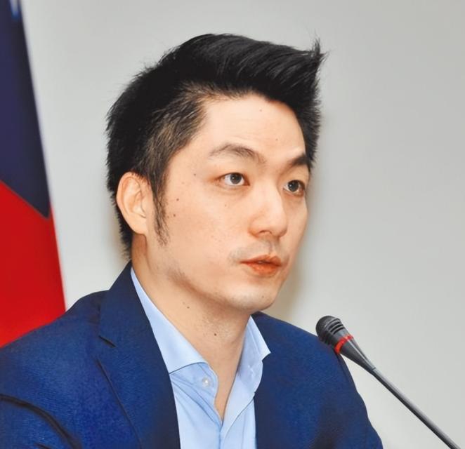 邱毅说，台北市市长蒋万安曾宣称，如果大陆继续在台海进行军机绕台和军演的话，他就要