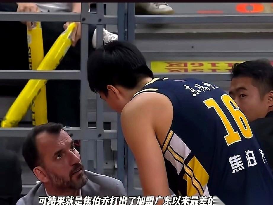 全队上下，从教练到外援，追着一个年轻人骂，骂得他魂都丢了。我都看懵了，以为他犯