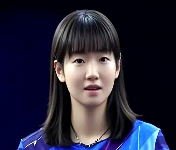 当话题忽然拐到发型时，国乒女队被推上热搜。主力六人里，陈幸同留着长发，其余孙颖