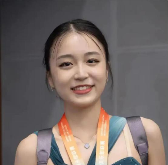 在旁人坐拥海外顶级资源安于现状时，一对父女先后毅然斩断海外前路。 顶尖AI学