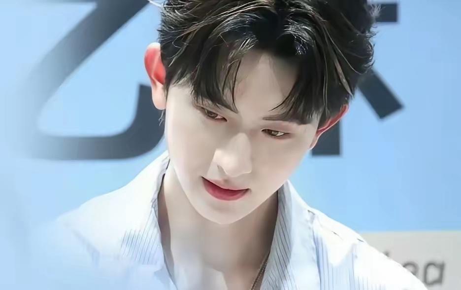 4月9日，演员陈添祥一篇长文，看哭无数路人，也扯下了娱乐圈最畸形的遮羞布。没有新