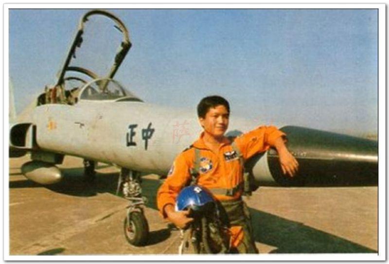 1981年8月8日，台湾桃园空军基地飞出一架美军顶尖战机，少校飞行员黄植诚策划回