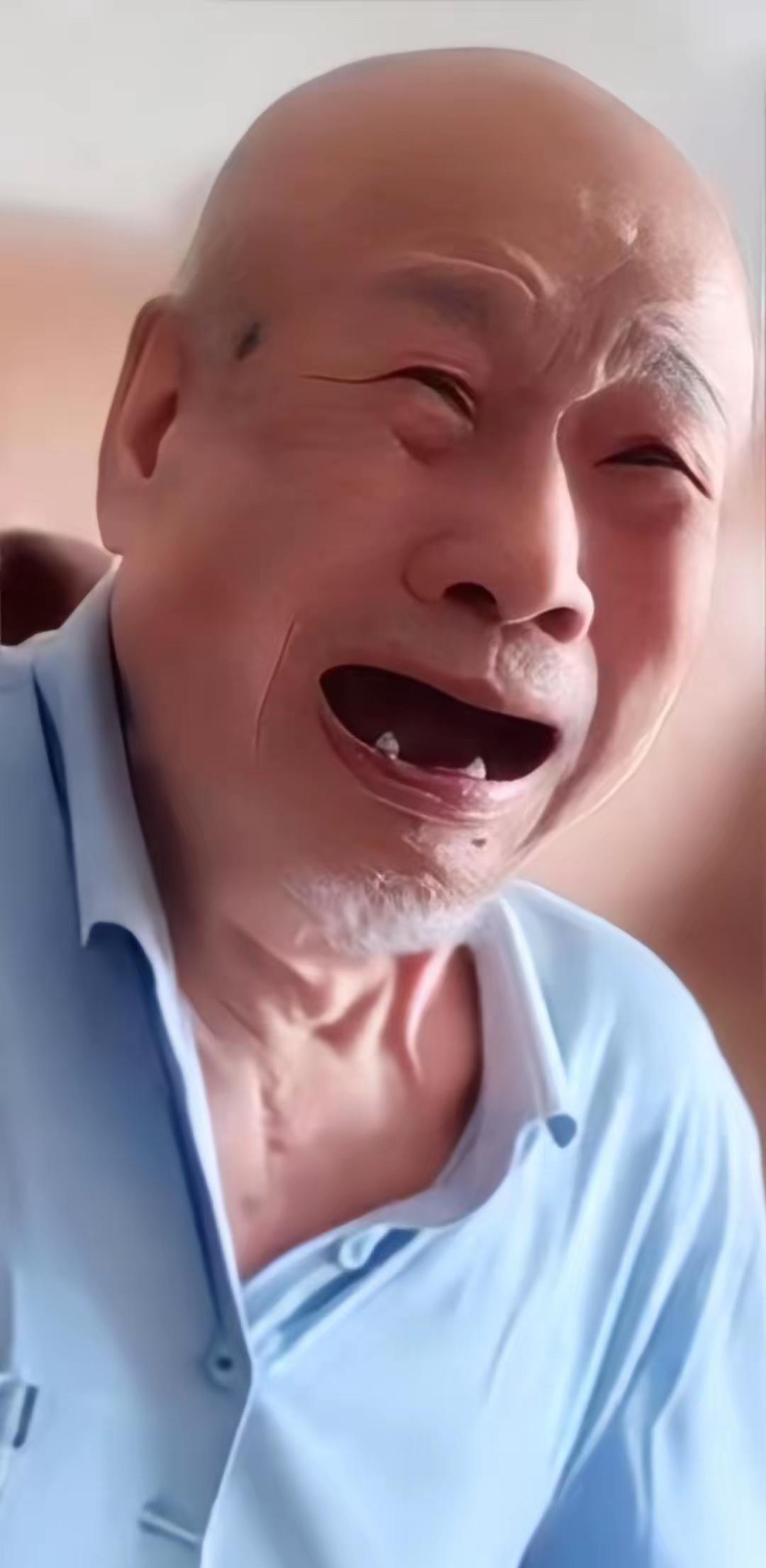 催人泪下！老人因找不到自己的老伴，在家中急的大哭。儿媳妇说：婆婆病故己走二十多天