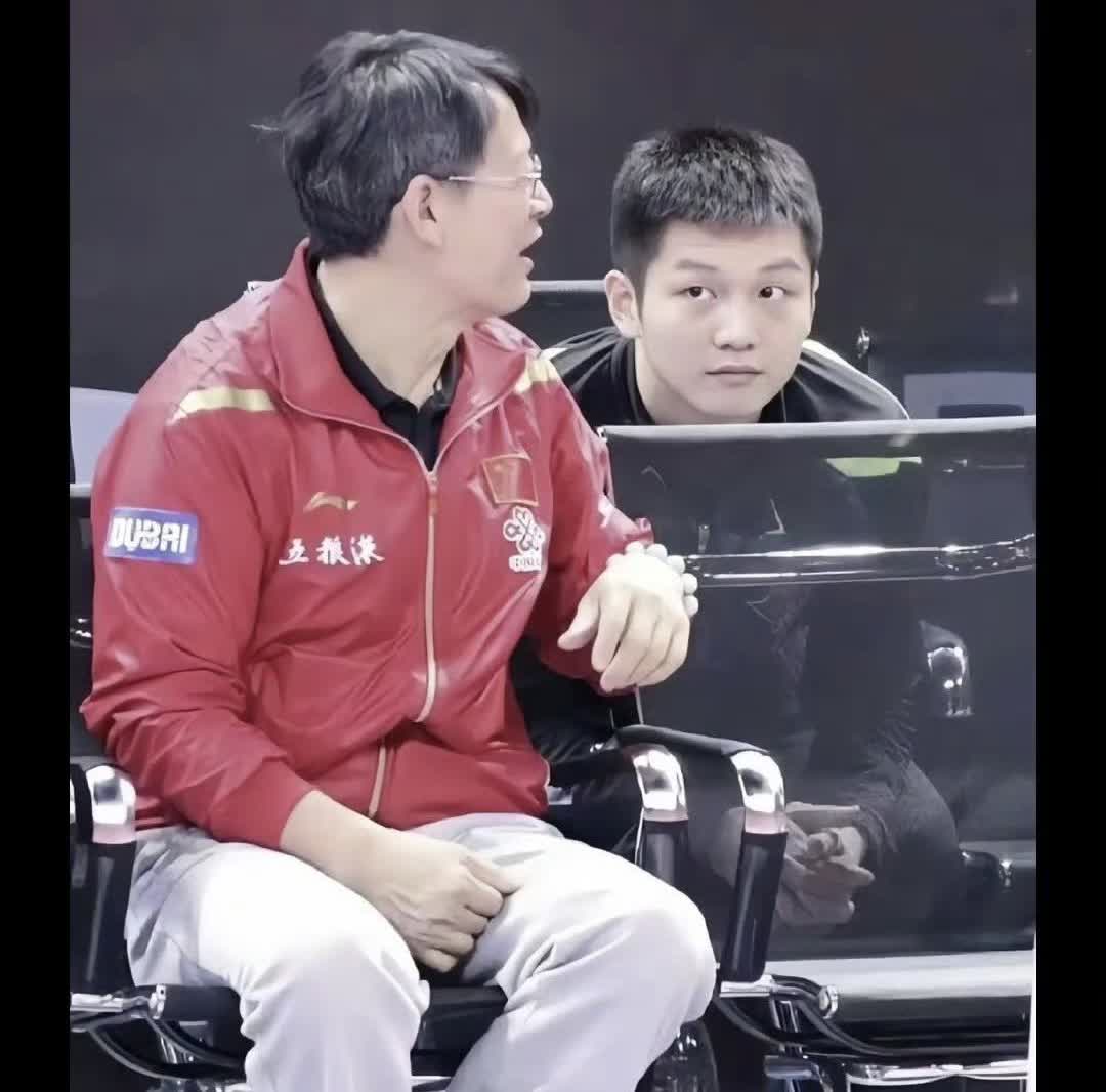 樊振东坐在吴敬平旁边这张照片好乖呀，小胖一直看着吴爸爸，那时候的赞助商都好高级，
