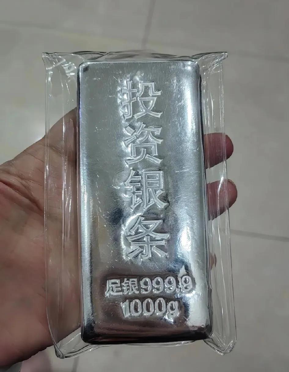 去年脑子一热，我按7块2一克囤了1000克银条icon，扔进衣柜就忘了。今儿一看