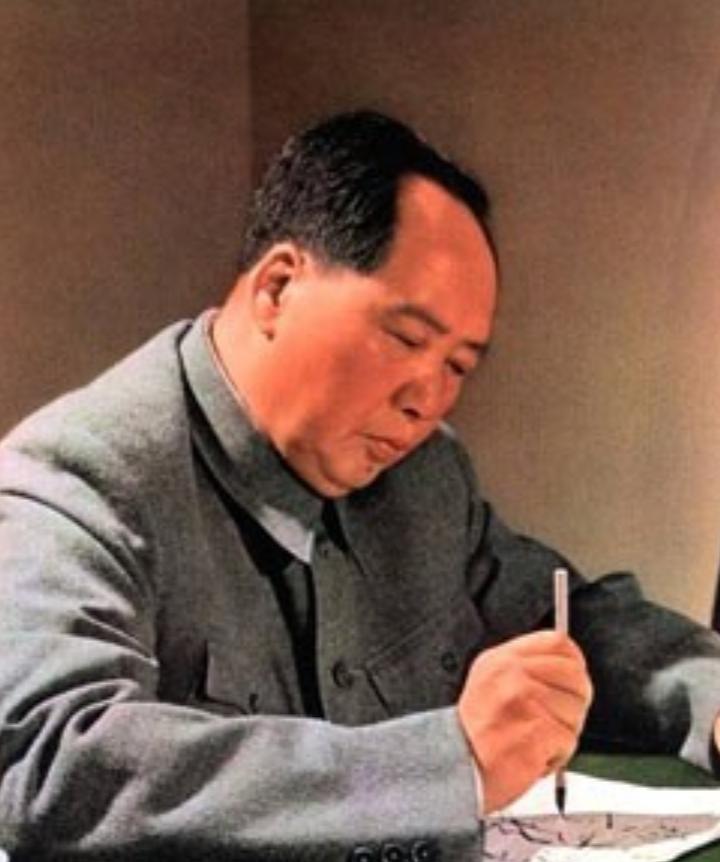 1941年初，皖南事变发生，消息传到延安，窑洞里的毛泽东沉默良久后，说了一句：“