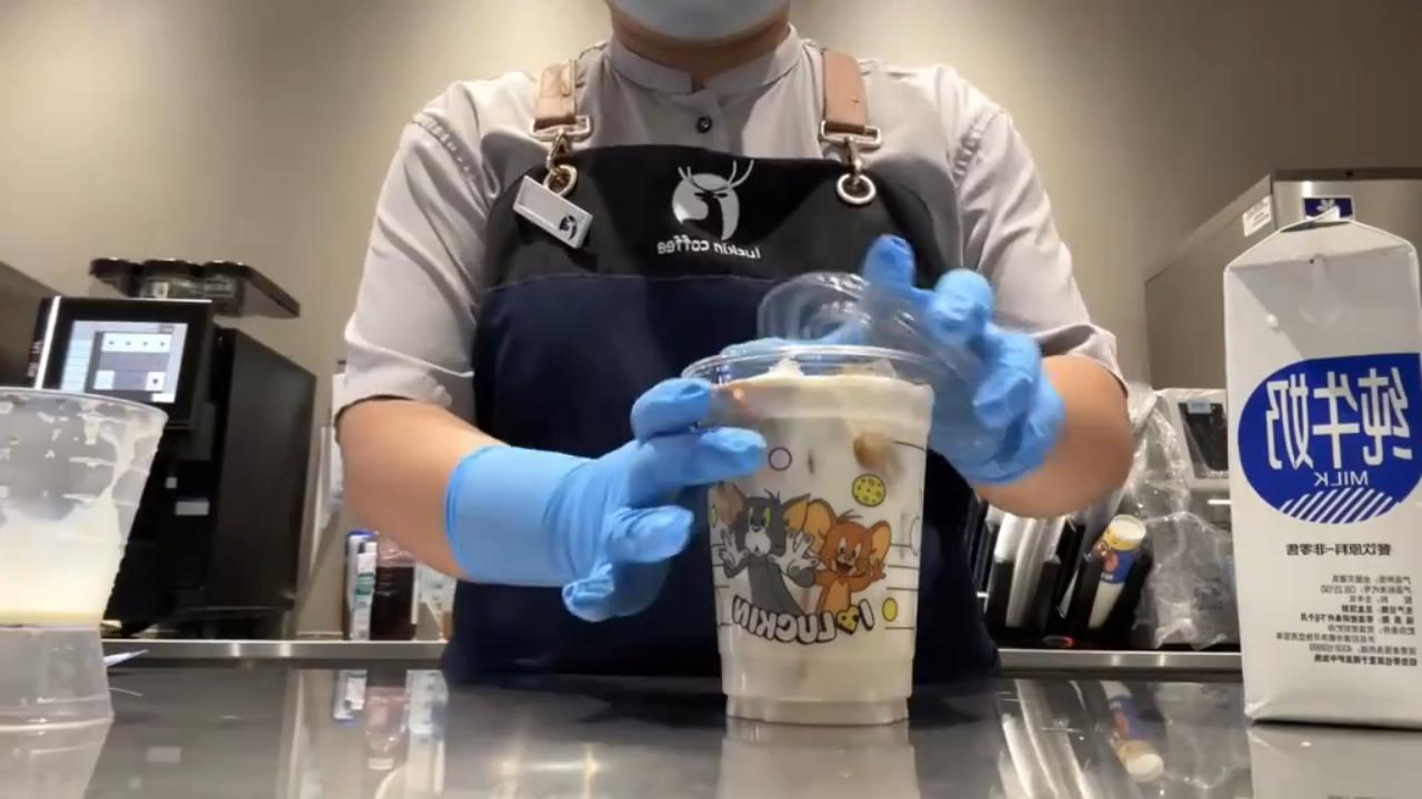 瑞幸咖啡怕是这辈子都没想过，自己居然会被蜜雪冰城给缠上了，而且还是躲都躲不掉的那