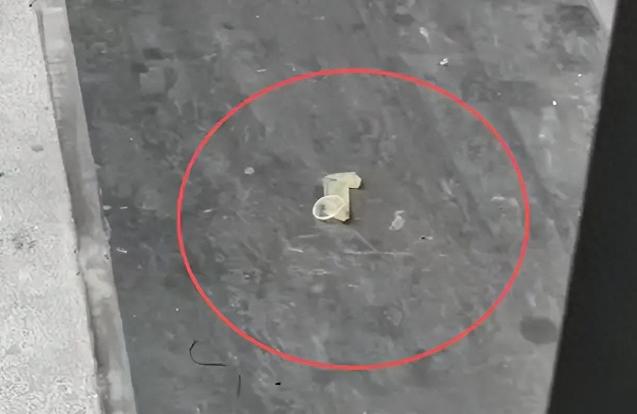 浙江杭州，沈先生刚搬进新房十几天，一早在阳台上发现一个用过的避孕套，里面还残留着